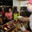 9月17日，顾客排队在购买“烤脑花”。（中新社发 杨正华 摄 图片来源：CNSPHOTO） - 新浪河南