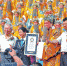 80岁高龄的艺术家贾廷聚和吉尼斯世界纪录认证官罗琼一起展示吉尼斯世界纪录证书 - 新浪河南