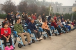 图为安阳市文峰区残联为残疾人发放轮椅 - 残疾人联合会