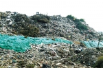 垃圾清运车将市区内的生活垃圾卸在垃圾堆场内，让垃圾处理场变成垃圾山 - 新浪河南