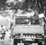 夜晚，一辆农用三轮车靠在街边收集泔水。 - 新浪河南