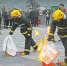 消防官兵在进行扑灭液化气罐起火表演 - 新浪河南