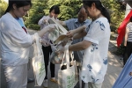 2016年6月17日,平顶山档案局志愿者在新城区祥云公园捡拾垃圾.jpg - 档案局