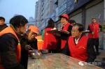 襄城县主要领导到“爱心粥屋”做志愿者 - 档案局