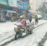 小商贩冒雪在外奔波记者章杰摄影 - 新浪河南