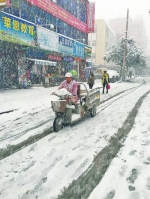 小商贩冒雪在外奔波记者章杰摄影 - 新浪河南