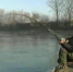 男子在河边钓鱼 钓上来的东西竟轰动全城 究竟是什么 - News.Zynews.Com