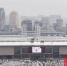 从火车站西广场远眺，远处的建筑模糊不清“隐藏”在雾霾之中 - 新浪河南