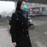一位路人戴着防雾霾口罩匆匆而过。　韩章云 摄 - 新浪河南