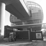 小乔站台北侧（图的左侧）的一条出入口尚未开建，旁边就是一家名叫老刘超市的三层小楼。 - 新浪河南