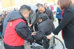 图为为残疾人送去轮椅 - 残疾人联合会