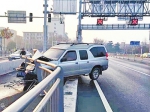 郑州经三路城东路隧道入口，一辆轿车因路滑撞到了路边护栏。 - 新浪河南