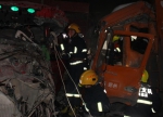 两卡车相撞  鹤壁山城消防深夜救援 - 消防网