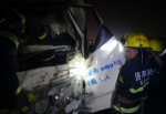 货车追尾夫妻被困  孟津消防紧急救援 - 消防网