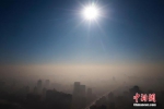 1月2日，雾霾暂别北京，蓝天渐现，拨雾见日。 中新社记者 侯宇 摄 - News.Zynews.Com