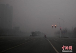 1月1日，雾霾笼罩下的河南郑州城区。 中新社记者 王中举 摄 - News.Zynews.Com