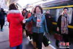 3月2日清晨，出席十二届全国人大五次会议的黑龙江代表团乘火车抵达北京，成为首批抵京的京外代表。 中新社记者 刘震 摄 - News.Zynews.Com