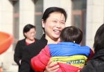 图为王艳玲副省长与听障残疾儿童在一起 - 残疾人联合会