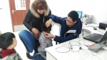 图为：奥地利耳蜗公司听力师纪海涛为听障儿童了听力服务和耳蜗调机及维护 - 残疾人联合会