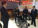 图为巩义市残联理事长李贵卿为残疾人发放轮椅 - 残疾人联合会
