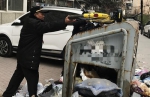 郑州共享单车频繁进小区 有的被扔在垃圾箱 - 新浪河南