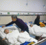 家长正在看护受伤的孩子。 韩章云 摄 - 河南一百度