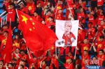 上周，国足在主场战胜韩国队，现场观众擎起中国队主教练里皮的漫画像。  - 河南新闻图片网