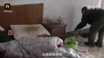 为省钱娶媳妇 郑州四十多岁保安住在废墟里（图） - 河南一百度