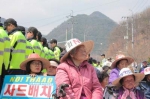 韩国一群老奶奶站上反萨德前线 成功赶走勘探卡车 - 河南频道新闻