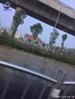 郑州花园路积水 最深处淹没半个车轮 - 河南一百度