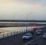 郑州老黄河大桥滚滚车流中 男子停车给“母亲河”拍照 - 河南一百度