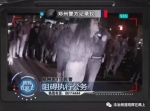 郑州女子街头耍酒疯 满地打滚拉扯民警裤子 - 河南一百度