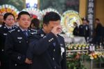 河南40岁警察加班突发心梗去世 正阅看的案卷散落一地 - 河南一百度