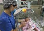 河南最小的孩子今顺利出院 仅孕24周 - 河南一百度