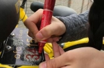 女生手绘修补车牌 只要看见被划掉车牌的共享单车都会随手补上 - 河南频道新闻