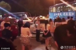 郑州警方突查娱乐场所 伯爵国际多名女子被带走/现场组图 - 河南一百度