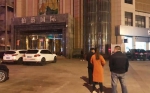 郑州警方突查娱乐场所 伯爵国际多名女子被带走/现场组图 - 河南一百度