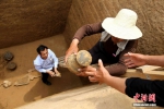 郑州东周古墓群发掘现场随葬品出土 - 河南一百度