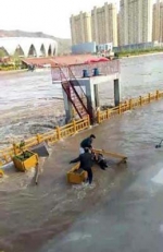 甘肃临夏河水突涨致2人重伤 原因正在调查之中 - 河南频道新闻