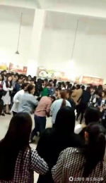 河南学校食堂女生群殴百人围观 场面吓人 - 河南一百度