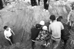 商丘两岁女童不慎坠入6米深井 消防官兵掘地1小时救人 - 河南一百度