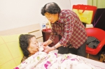郑州74岁老人悉心照料患病保姆每天帮她擦洗、喂药 - 河南一百度