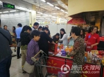 郑州知名超市关店前似集市 顾客围“摊位”抢购 - 河南一百度