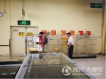 郑州知名超市关店前似集市 顾客围“摊位”抢购 - 河南一百度