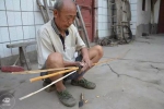 编苇子席是从这根苇子开始忙起，老人用了一个专用的工具，苇子从工具里穿过去正好分成三片。 - 河南一百度