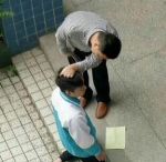 中学教师当众施暴 老师手拿带插线板的电线殴打跪在地上的学生 - 河南频道新闻