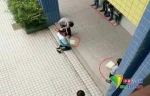 中学教师当众施暴 老师手拿带插线板的电线殴打跪在地上的学生 - 河南频道新闻