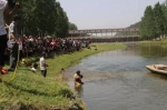 柘城两个孩子意外溺水身亡 家人躺在地上哭泣 - 河南一百度