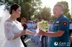 郑州女护士穿婚纱“表白”男护士 众人湿润双眼 - 河南一百度