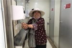 郑州街头现豪华公厕 连纸篓都是智能的（图） - 河南一百度